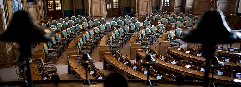 Folketinget skruer ned for blusset på grund af coronakrisen