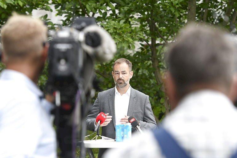 Ansatte i ældreplejen smittet - plejehjem skal selv lære at lave test
