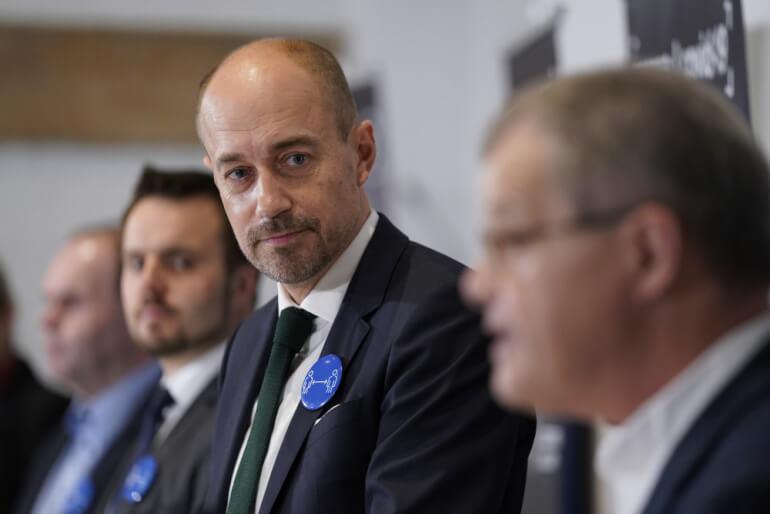 Corona-restriktioner forlænges måneden ud