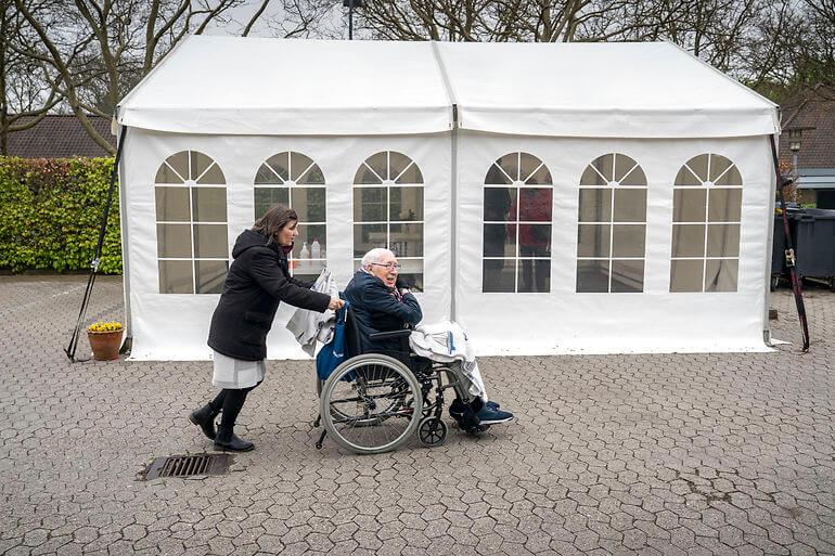 Nu åbnes der igen for besøg på plejehjem flere steder