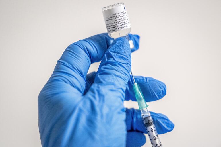 Ordførere er åbne over for tredje vaccinestik til sårbare