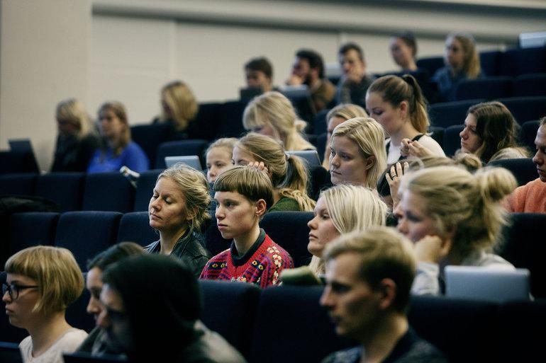 Unge kvinder søger i høj grad mod de største byer