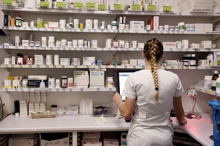 Regeringen vil tvinge producenter til at opbygge medicinlagre