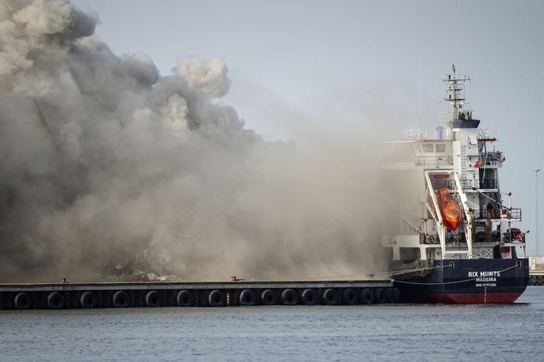 Brand i skib lastet med affald i Køge er onsdag morgen slukket