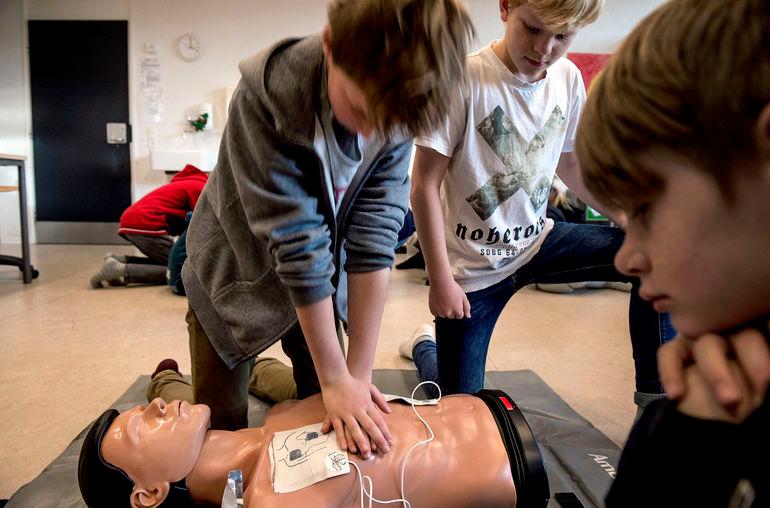 Kun halvdelen af landets skoler tilbyder lovpligtig undervisning i førstehjælp