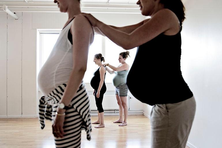 Sundhedsstyrelsen anbefaler fødselsforberedelse på små hold