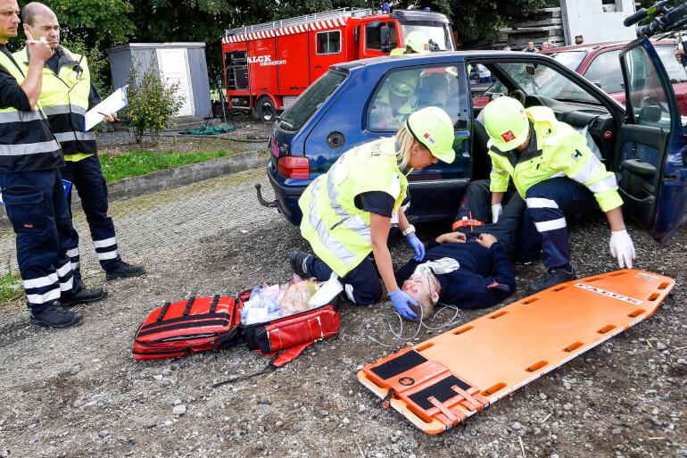 Regioner bemander ambulancer med førsteårselever