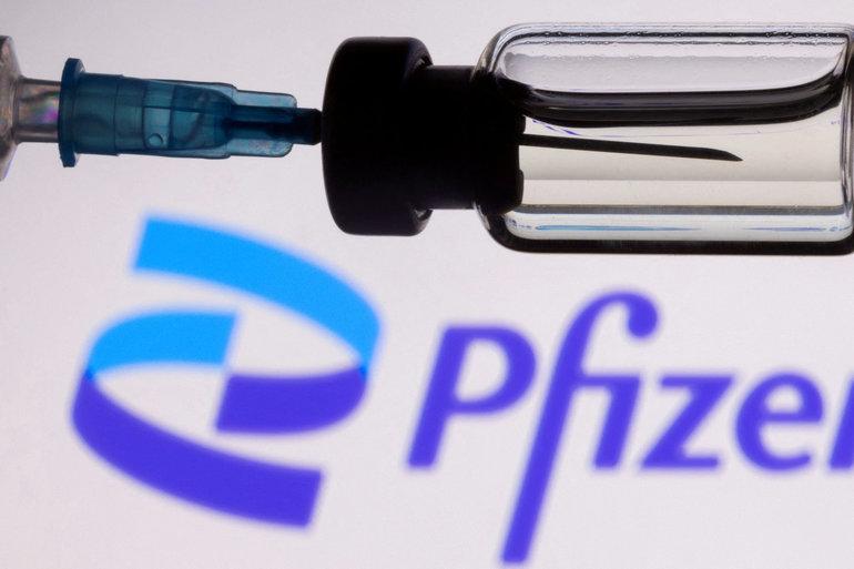 Pfizer regner med at sælge coronapiller for 165 mia. kr. i år