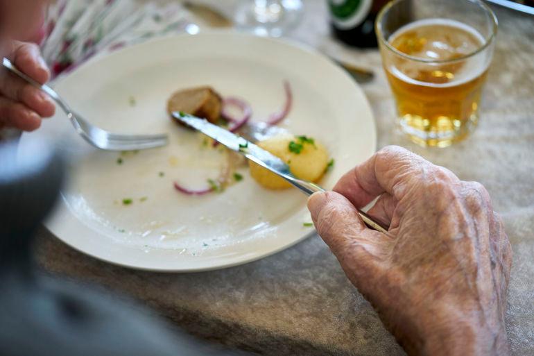 Plejepersonale føler sig ikke klædt på til at tackle ældres alkoholproblemer