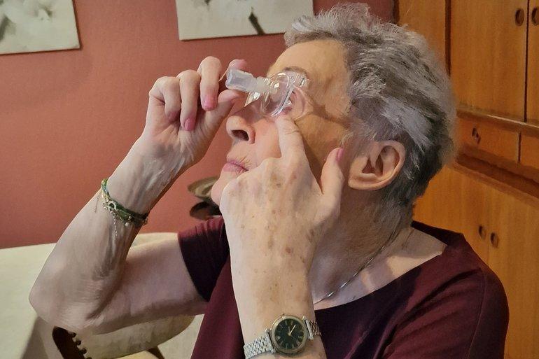 Særlige øjendråbe-briller sparer hjemmehjælp
